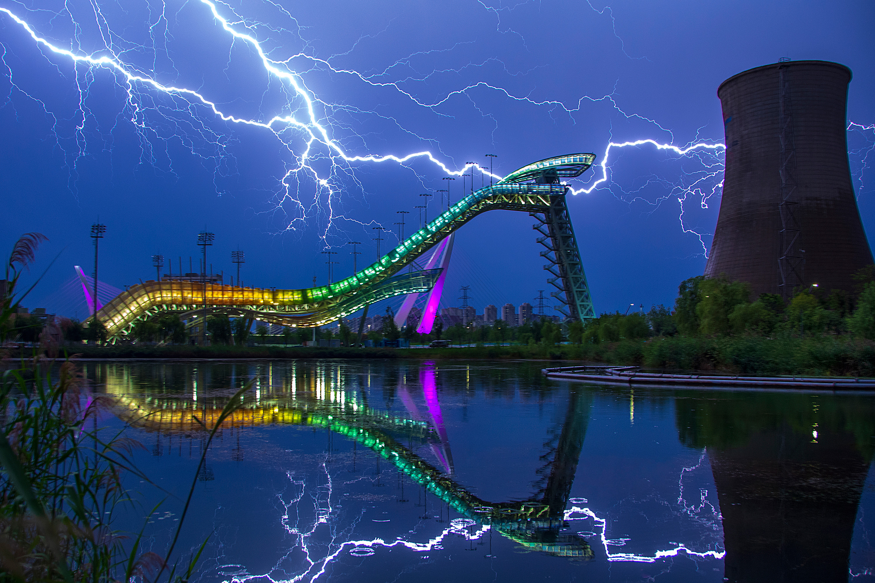 電閃雷鳴萬里長