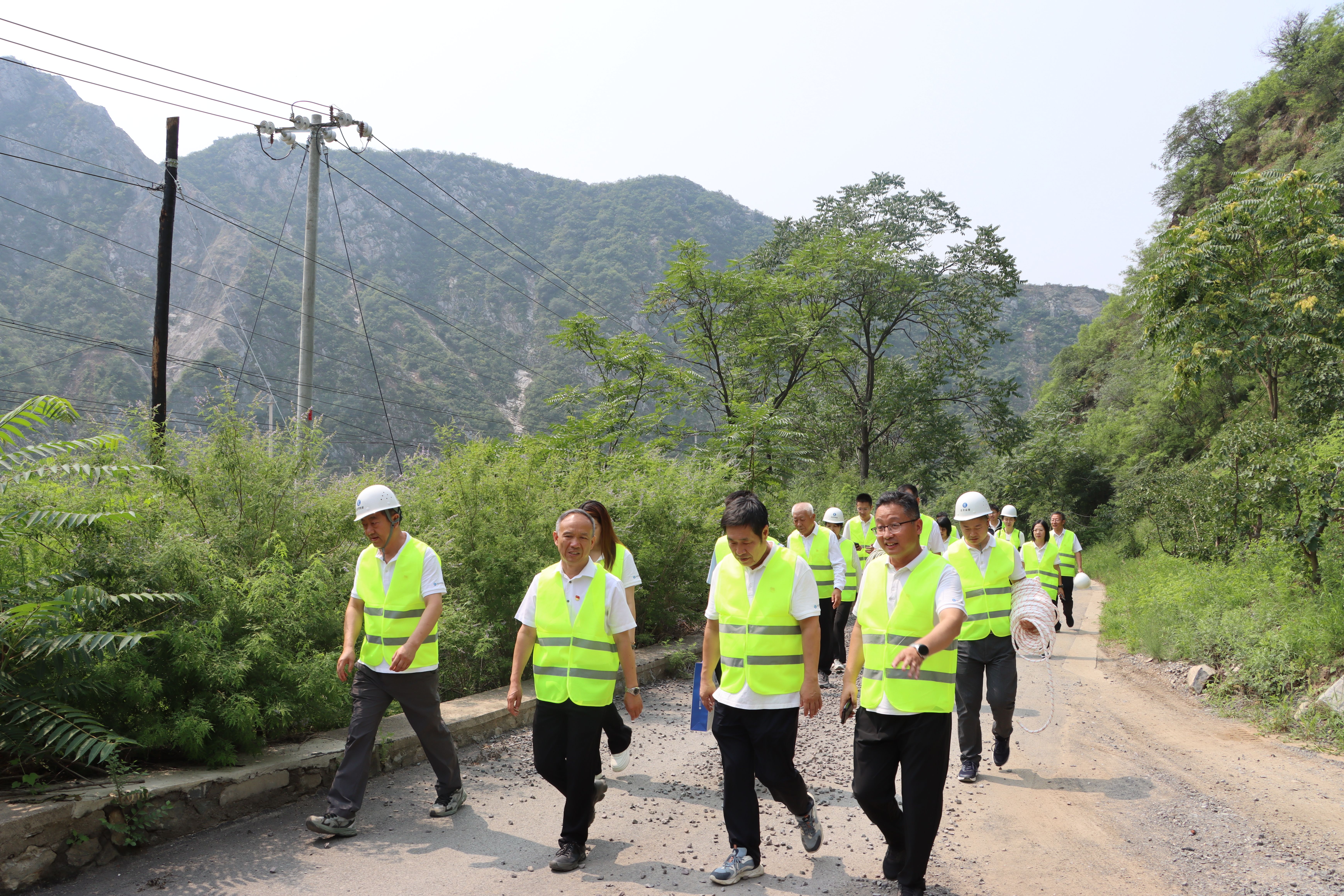 公司主要領導深入基層黨建聯(lián)系點講授紀律黨課并參加主題黨日活動 公司主要領導深入基層黨建聯(lián)系點講授紀律黨課并參加主題黨日活動