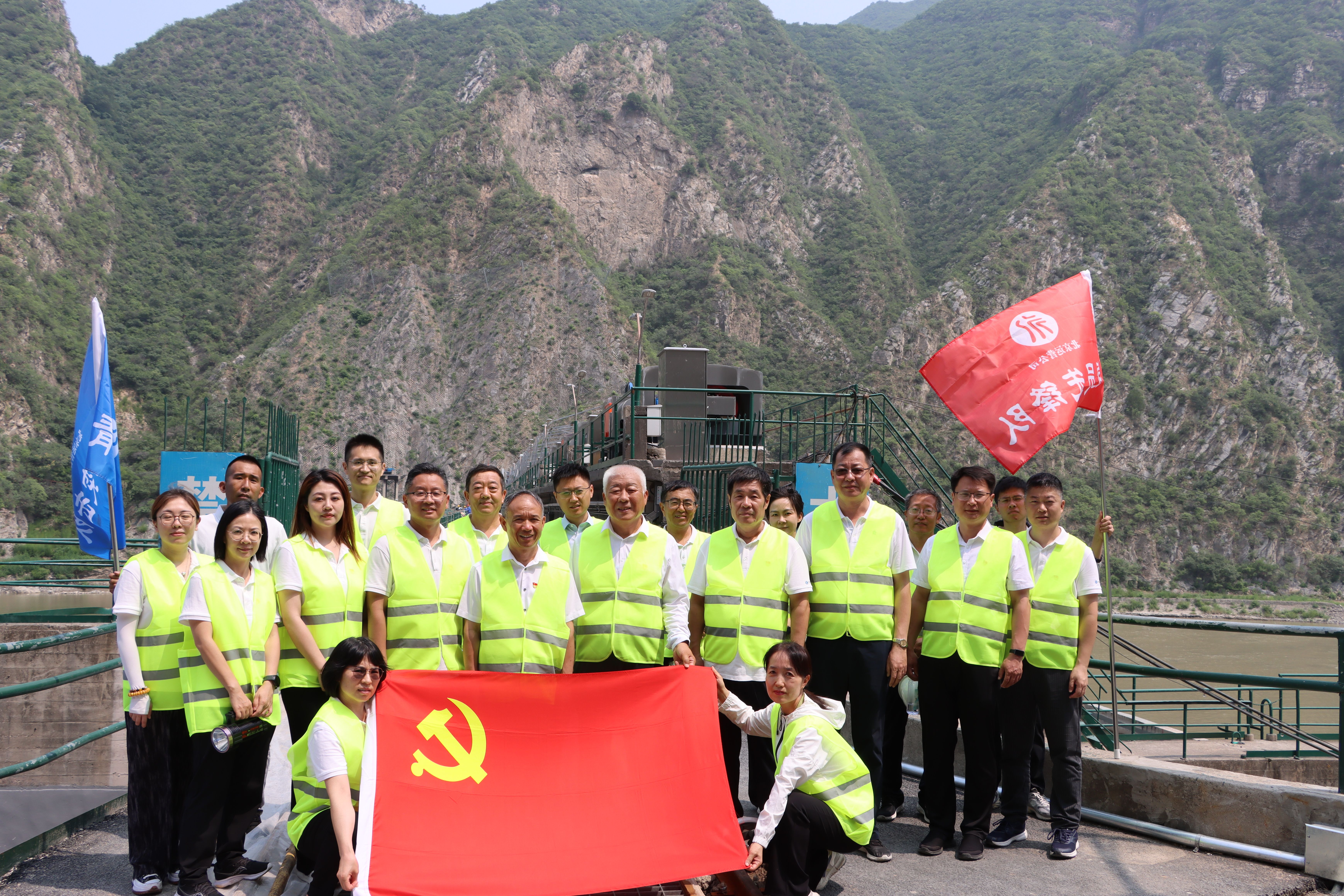 公司主要領導深入基層黨建聯(lián)系點講授紀律黨課并參加主題黨日活動 公司主要領導深入基層黨建聯(lián)系點講授紀律黨課并參加主題黨日活動