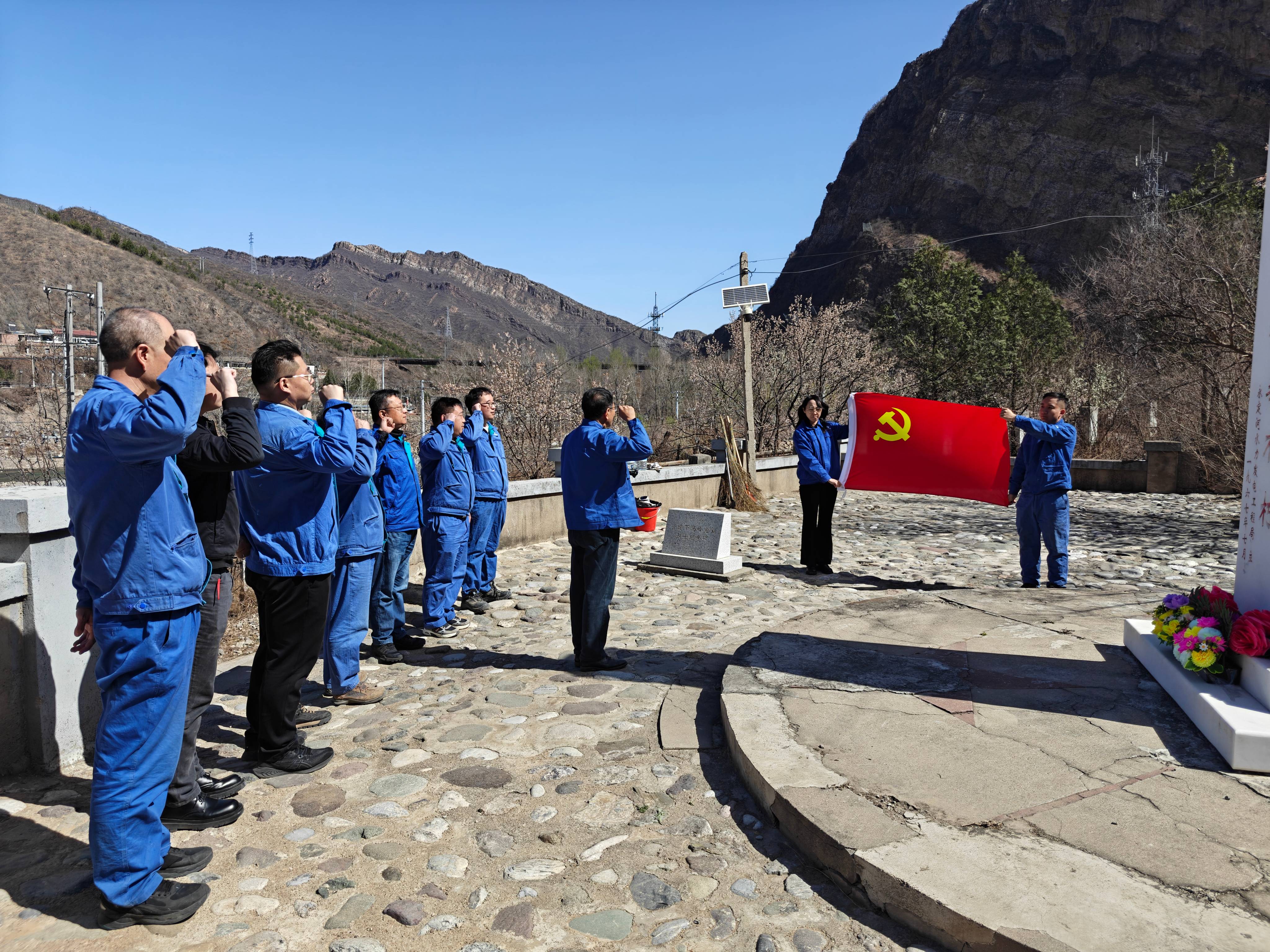 北京運(yùn)營公司黨支部開展“清明祭英魂 初心植青山”主題黨日活動(dòng) 北京運(yùn)營公司黨支部開展“清明祭英魂 初心植青山”主題黨日活動(dòng)