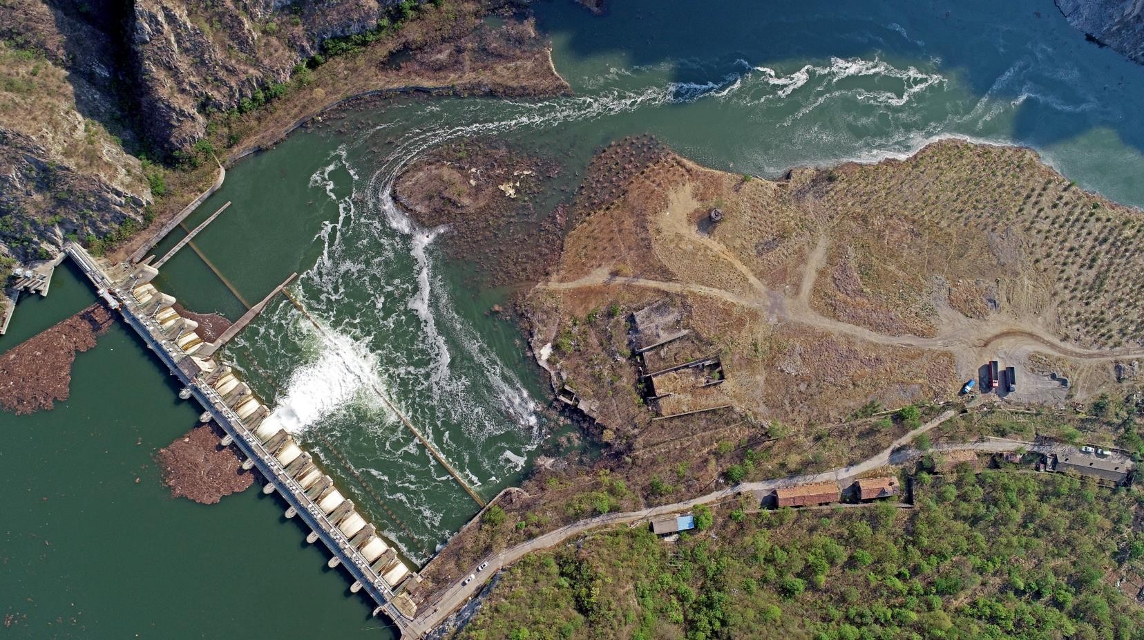 2020年永定河生態(tài)補(bǔ)水壯美瞬間_落坡嶺水庫下泄口